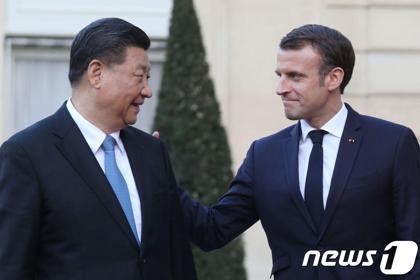 에마뉘엘 마크롱 프랑스 대통령이 25일(현지시간) 파리 엘리제궁에서 시진핑 중국 국가 주석과 정상회담을 마친 뒤 궁을 안내를 하고 있다. ⓒ AFP=뉴스1 ⓒ News1 우동명 기자