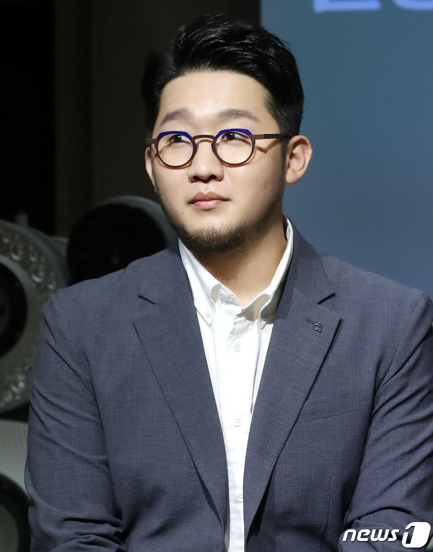 본문 이미지 - 어반자카파 박용인 씨가 2019년 3월 26일 오전 서울 용산구 이태원 스트라디움에서 열린 ‘월간윤종신X빈폴' 뮤직 프로젝트 '이제 서른' 제작 발표회에 참석해 매력을 발산하고 있다.  2019.3.26/뉴스1 ⓒ News1 권현진 기자