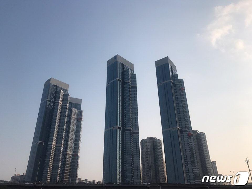 본문 이미지 - IS동서가 시공한 부산 남구 용호동의 W 주상복합 아파트 전경.ⓒ 뉴스1