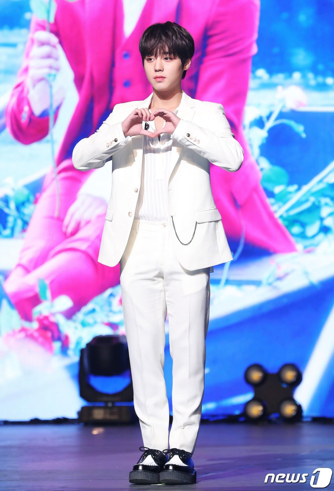 본문 이미지 - 워너원 출신 가수 박지훈이 26일 오후 서울 종로구 부기동 상명대학교 계당홀에서 열린 첫 번째 미니 앨범 ‘어클락(O’CLOCK)’ 쇼케이스에 참석해 포즈를 취하고 있다. 2019.3.26/뉴스1 ⓒ News1 권현진 기자