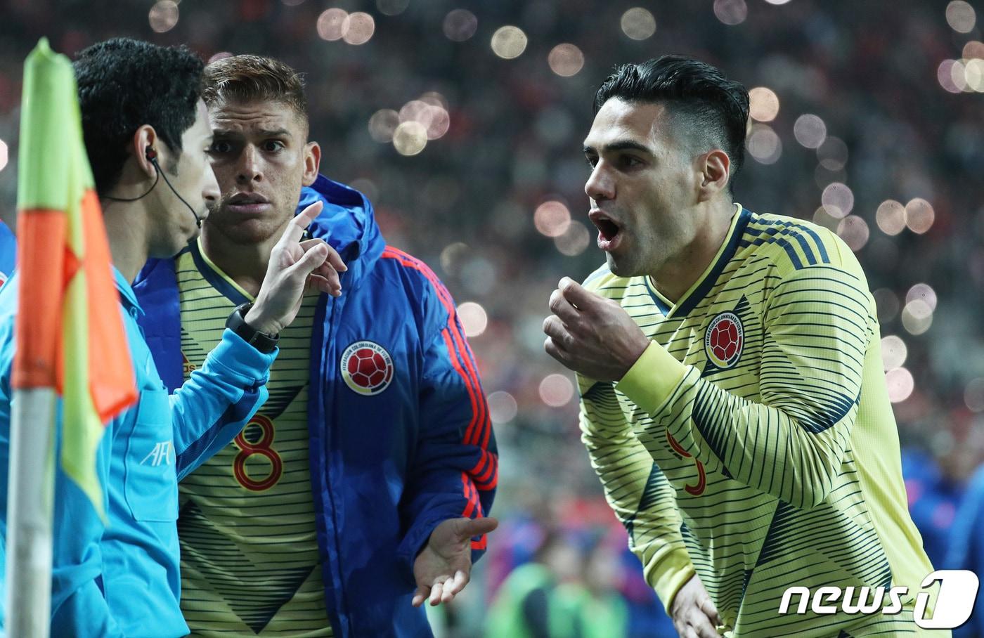 콜롬비아 축구 국가대표팀 팔카오(오른쪽)가 26일 서울월드컵경기장에서 열린 한국과의 평가전에서 심판 판정에 항의하고 있다./뉴스1 DB ⓒ News1 오장환 기자