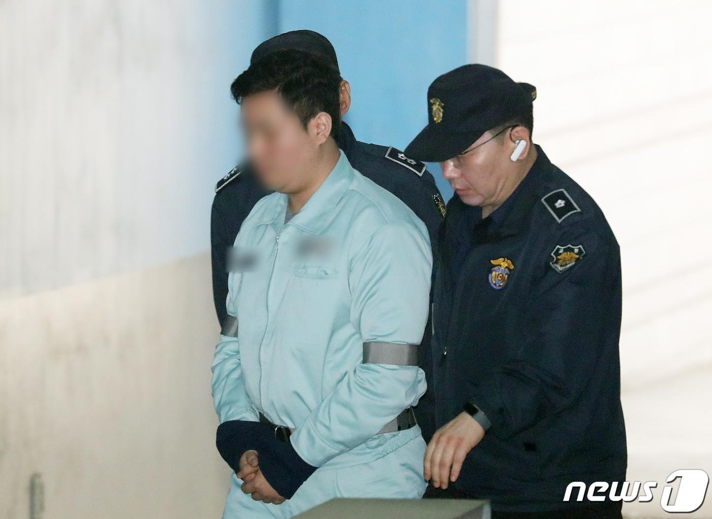 본문 이미지 - 불법 주식거래와 투자유치 혐의로 구속기소 된 ‘청담동 주식 부자’ 이희진이 27일 오전 서울 서초구 서울고등법원에서 열린 자본시장금융투자업에관한법률위반 등 항소심 공판에 출석하고 있다. 2019.3.27/뉴스1 ⓒ News1 이재명 기자