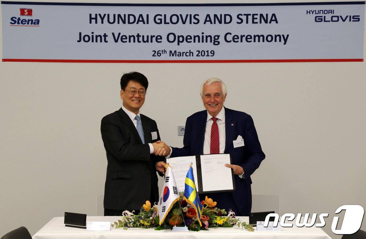 본문 이미지 - 현대글로비스가 스웨덴 선사 ‘스테나 레데리(Stena Rederi)’와 유럽 해운 합자회사(Joint Venture)인 ‘스테나 글로비스(Stena GLOVIS SE)’를 설립했다고 27일 밝혔다. 김정훈 현대글로비스 대표이사(사진 왼쪽)와 댄 스텐 올슨(Dan Sten Olsson) 스테나 그룹 회장이 26일 오전(현지 시간) 독일 함부르크 스테나 글로비스 본사에서 합자회사 설립 서명식을 갖고 다양한 분야에서의 사업 협력을 합의했다. ⓒ 뉴스1