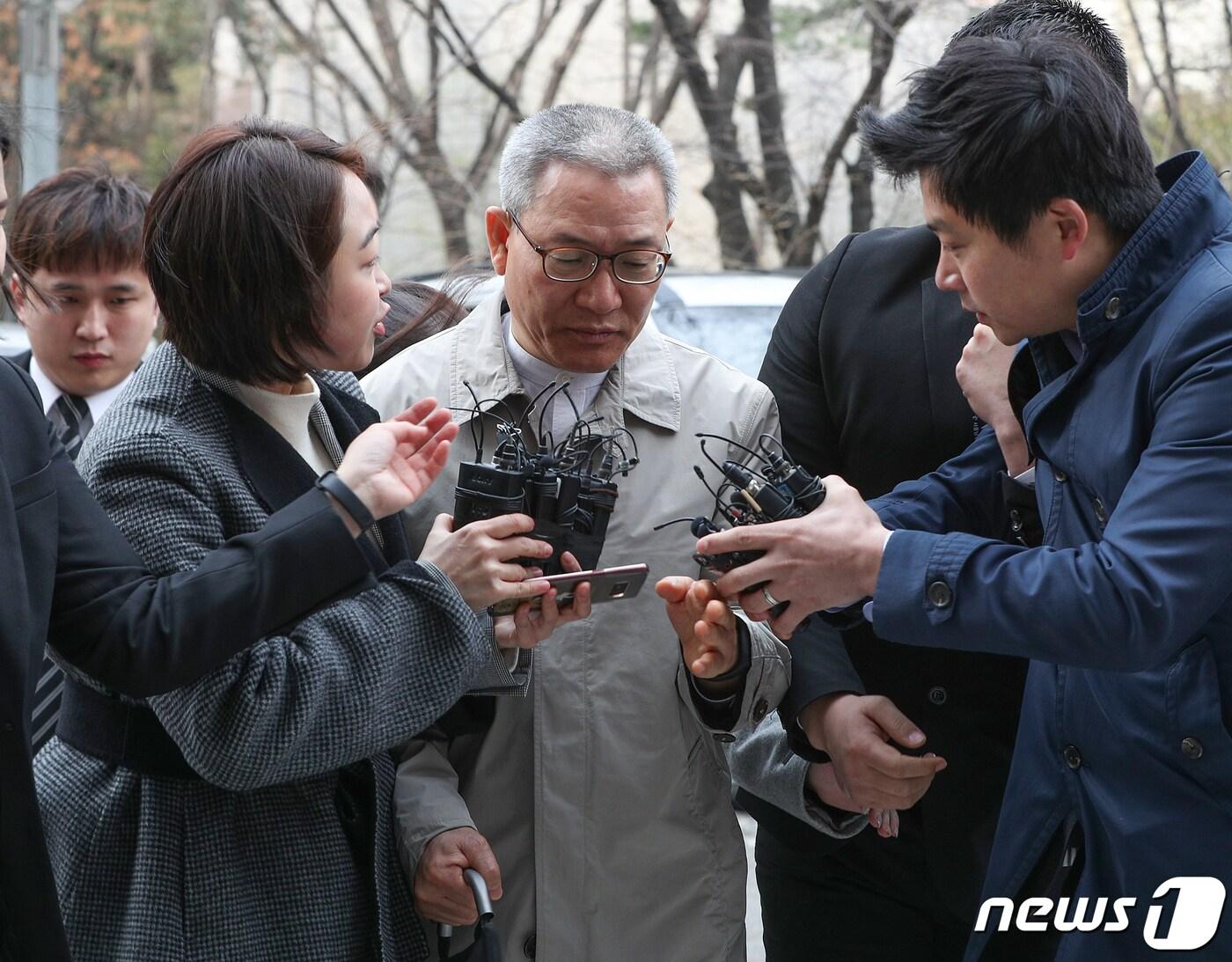 본문 이미지 - KT 인사 채용비리 의혹에 관여한 혐의를 받는 서유열 전 KT 홈고객부문 사장이 27일 오전 서울 양천구 서울남부지방법원에서 열린 구속 전 피의자심문(영장실질심사)에 출석하고 있다. 2019.3.27/뉴스1 ⓒ News1 신웅수 기자