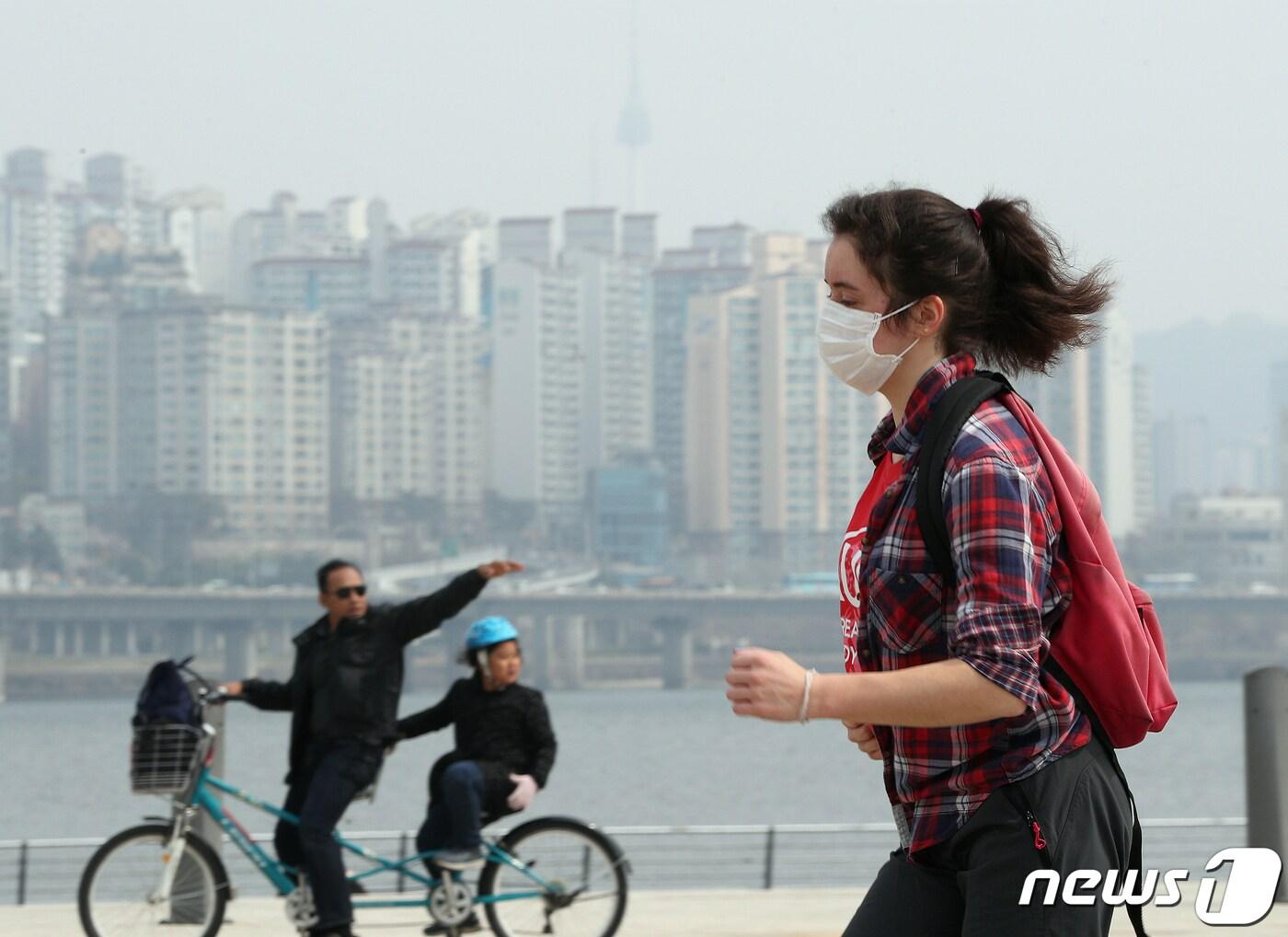 본문 이미지 - 전국 대부분 지역이 미세먼지 농도 '나쁨' 상태를 기록한 27일 오후 서울 여의도한강공원에서 마스크를 쓴 외국인이 달리기를 하고 있다. 2019.3.27/뉴스1