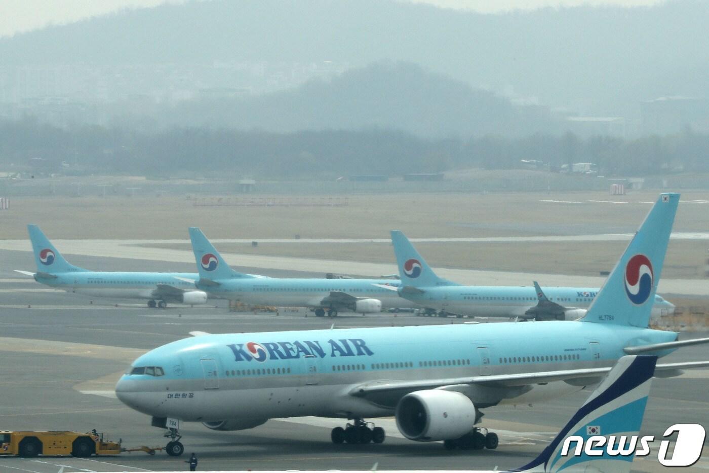 27일 대한항공 정기주주총회에서 이사로 재직중인 조양호 한진그룹 회장의 이사연임 안건이 부결됐다. 사진은 이날 김포공항 계류장의 대한항공 여객기./뉴스1 ⓒ News1 이광호 기자