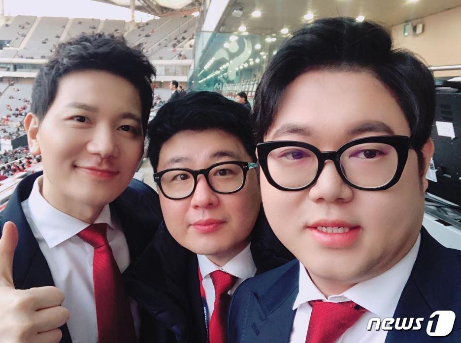 본문 이미지 - 중계 전 감스트(오른쪽)가 김정근 아나운서, 서형욱 해설위원과 함께 찍은 사진.(감스트 인스타그램 갈무리). ⓒ 뉴스1