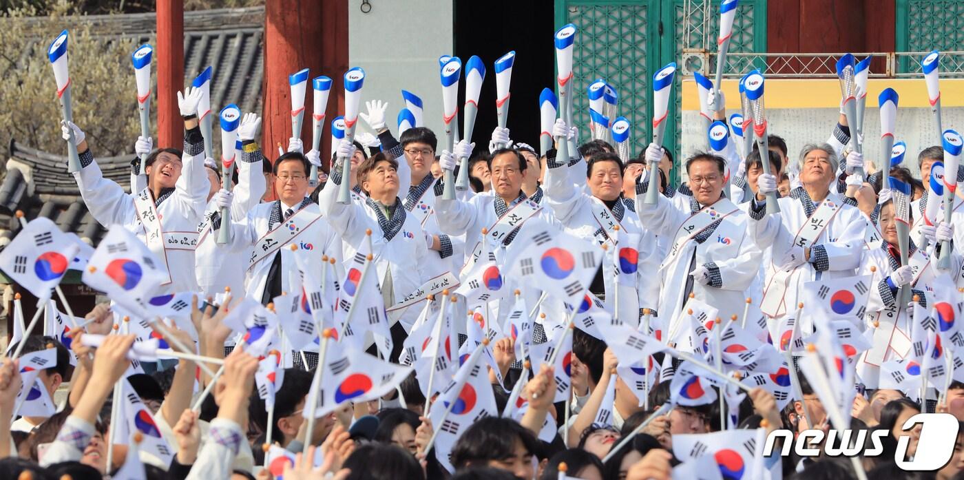 본문 이미지 - 2019년 3월27일 오후 전북 전주시 전주향교에서 3·1운동과 대한민국임시정부 수립 100주년을 맞아 열린 '독립의 횃불 전국 릴레이' 행사 참가자들이 횃불과 태극기를 흔들며 만세를 외치고 있다. /뉴스1 ⓒ News1