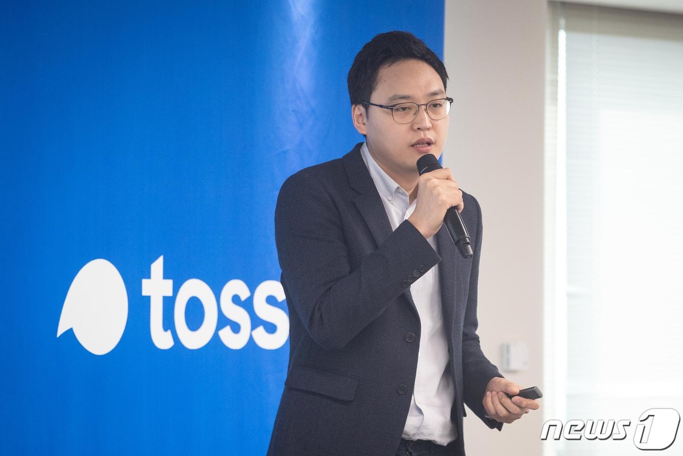 간편송금 서비스 '토스'를 운영하는 (주)비바리퍼블리카 이승건 대표가 28일 서울 강남구 비바리퍼블리카 사무실에서 기자간담회를 열고 인터넷은행 '토스뱅크' 예비인가 신청 현황 및 사업방향 등에 대해 소개하고 있다. 2019.3.28/뉴스1 ⓒ News1 유승관 기자