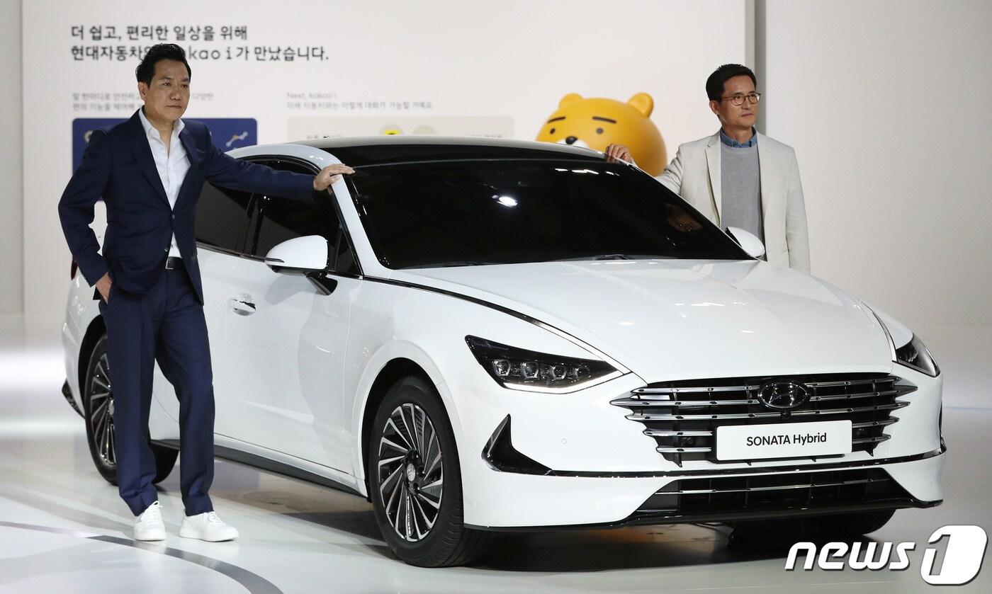 이광국 현대자동차 국내영업본부장 부사장(오른쪽)과 이상엽 디자이너 전무가 28일 오전 경기도 고양시 일산서구 킨텍스에서 열린 2019 서울모터쇼 프레스데이 행사에서 현대자동차 소나타 하이브리드를 선보이고 있다. 현대, 기아, 한국GM, 르노삼성, 쌍용, 제네시스 등 국내 완성차 6개사와 메르세데스벤츠, BMW 등 수입 자동차 브랜드 14사개등 완성차업체 20곳이 참가하는 서울모터쇼는 29일 개막해 다음달 7일까지 계속된다. 2019.3.28/뉴스1 ⓒ News1 오장환 기자
