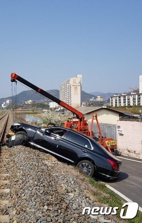 본문 이미지 - 28일 오전 9시50분쯤 전남 보성군 벌교읍의 한 마을 앞 경전선 철로에 에쿠스 승용차가 비스듬히 걸쳐있다.(독자 제공)2019.3.28/뉴스1 ⓒ News1 지정운 기자
