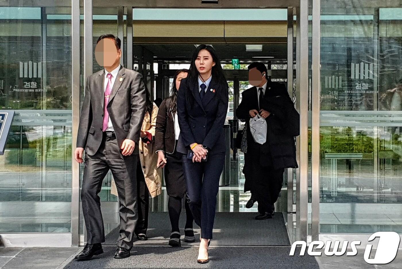 고 장자연씨 성접대 의혹 사건에 관해 재조사가 이뤄지고 있는 가운데 장씨 동료였던 배우 윤지오씨(32·본명 윤애영)가 28일 서울 송파구 문정동 동부지검에 꾸려진 대검찰청 과거사진상조사단에 참고인 조사를 마치고 청사를 나서고 있다. 2019.3.28/뉴스1 ⓒ News1 황덕현 기자