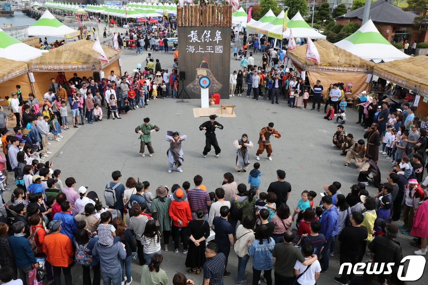 본문 이미지 - 2018 완도장보고수산물축제에서 장보고 대사의 활약상을 춤으로 표현한 몹플레이 모습(완도군 제공)/뉴스1 ⓒ News1 