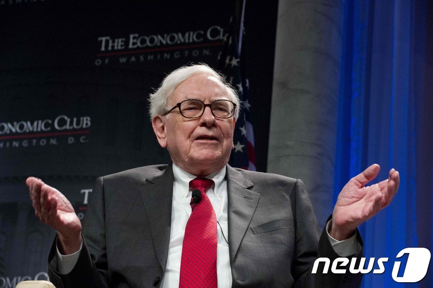 애플 주주 워런 버핏이 쓰는 건 2만원짜리 삼성 폴더폰 - 뉴스1