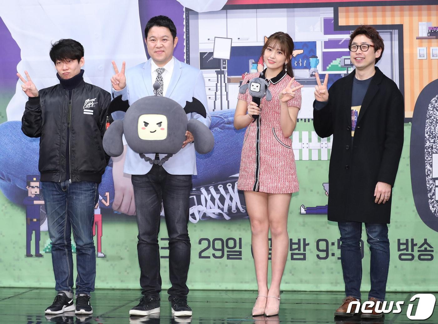 본문 이미지 - 박진경 pd(왼쪽부터), 김구라,아이즈원 안유진, 권해봄 pdrk 29일 오후 서울 상암 MBC에서 열린 ‘마이 리틀 텔레비전 V2’(연출 박진경, 권해봄/이하 ‘마리텔 V2’) 제작발표회에 참석해 포즈를 취하고 있다. ‘마리텔 V2’는 스타 또는 전문가가 자신만의 콘텐츠를 가지고 ‘기부’라는 공동의 목표를 위해 온라인 1인 방송을 펼치는 예능 프로그램이다. 2019.3.29/뉴스1 ⓒ News1 권현진 기자