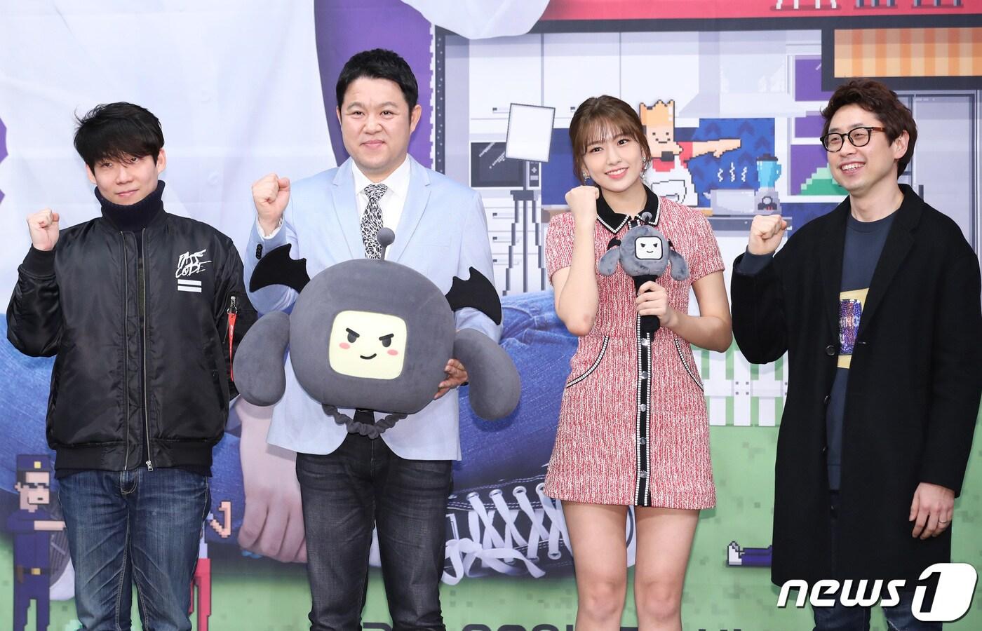 박진경 pd(왼쪽부터), 김구라, 아이즈원 안유진, 권해봄 pd가 29일 오후 서울 상암 MBC에서 열린 ‘마이 리틀 텔레비전 V2’(연출 박진경, 권해봄/이하 ‘마리텔 V2’) 제작발표회에 참석해 포즈를 취하고 있다.  2019.3.29/뉴스1 ⓒ News1 권현진 기자