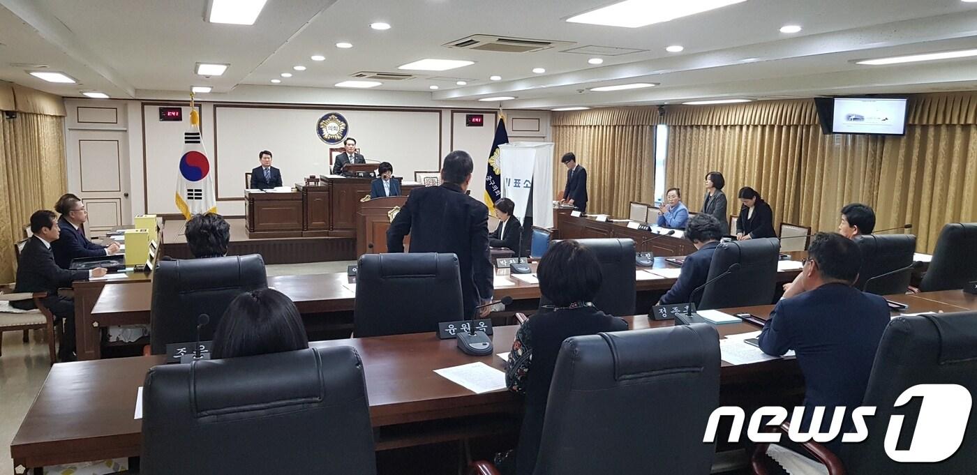 대전 중구의회가 29일 감사원 공익감사 청구의 건에 대한 의원들의 의견을 묻기 위해 표결하고 있다.ⓒ 뉴스1