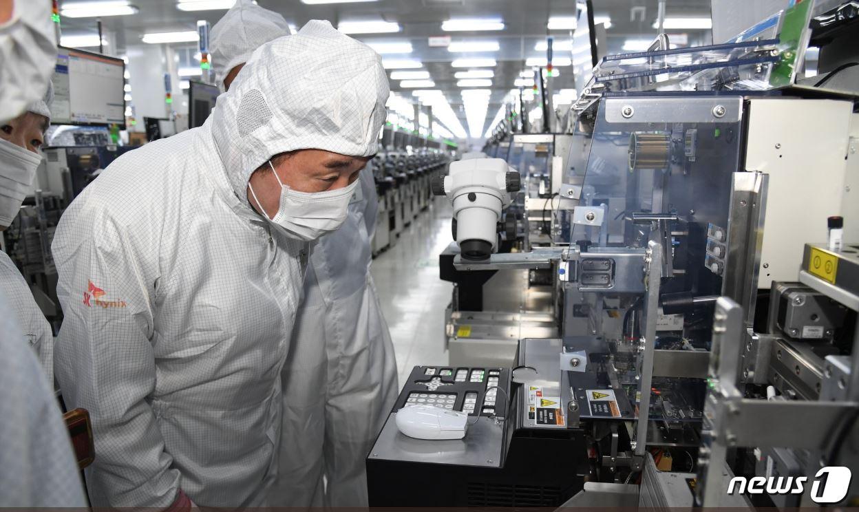 본문 이미지 - 충칭 SK하이닉스 공장 반도체 클린룸을 방문한 이낙연 총리.  