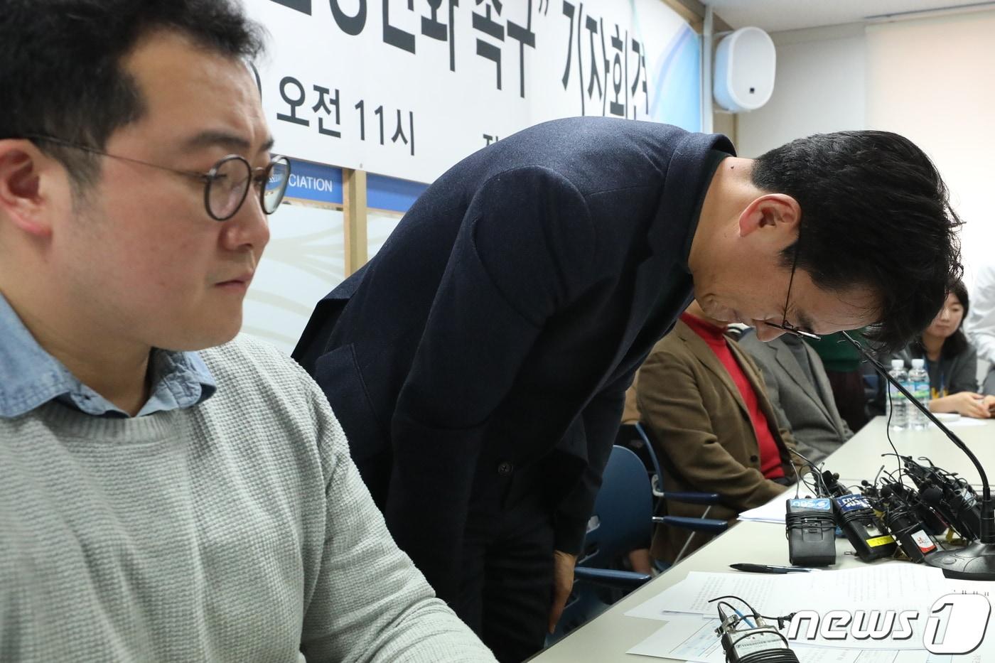 본문 이미지 - 이덕선 한국유치원총연합회 이사장이 지난 3일 오전 서울 용산구 한유총 사무실에서 열린 교육부의 전향적 입장변화 촉구 기자회견에서 학부모들을 향해 고개 숙여 사과하고 있다 . 한유총은 4일 개학 연기를 철회했다. (뉴스1 DB)ⓒ News1 박정호 기자