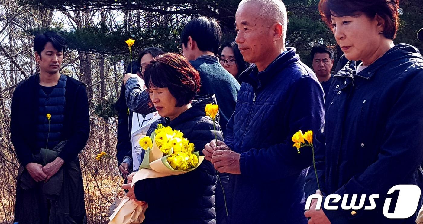 본문 이미지 - 2일 강원 고성군에서 열린 삼성전자 반도체 산업재해 피해자 고 황유미씨의 추모식에서 어머니 박상옥씨(앞쪽 오른쪽부터)와 아버지 박상기씨, 또 다른 피해자인 한혜경씨의 어머니 김시녀씨가 고인을 추모하고 있다. ⓒ 뉴스1