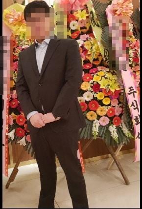 본문 이미지 - 키 180cm·몸무게 99kg 기자가  지인 결혼식장에서 착용한 49만원짜리 수트 서플라이 정장. 화면 모서리 자르기와 모자이크를 제외한 사진 보정 작업을 하지 않았습니다. 2019.03.03ⓒ 뉴스1이승환 기자