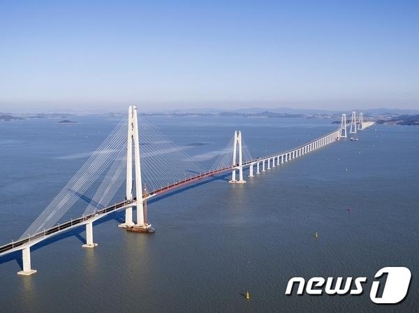 본문 이미지 - 신안군 압해도와 중부권 주요 4개 섬(자은, 암태, 팔금, 안좌)을 연결하는 천사대교.(신안군 제공) ⓒ News1