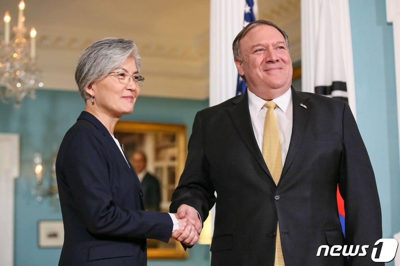 강경화 외교부 장관이 30일(국내 시간) 미국 워싱턴DC에서 마이크 폼페이오 (Mike Pompeo) 국무장관과 한미 외교장관회담을 갖기 앞서 악수를 나누고 있다.(외교부 제공) 2019.3.30/뉴스1 ⓒ News1 민경석 기자