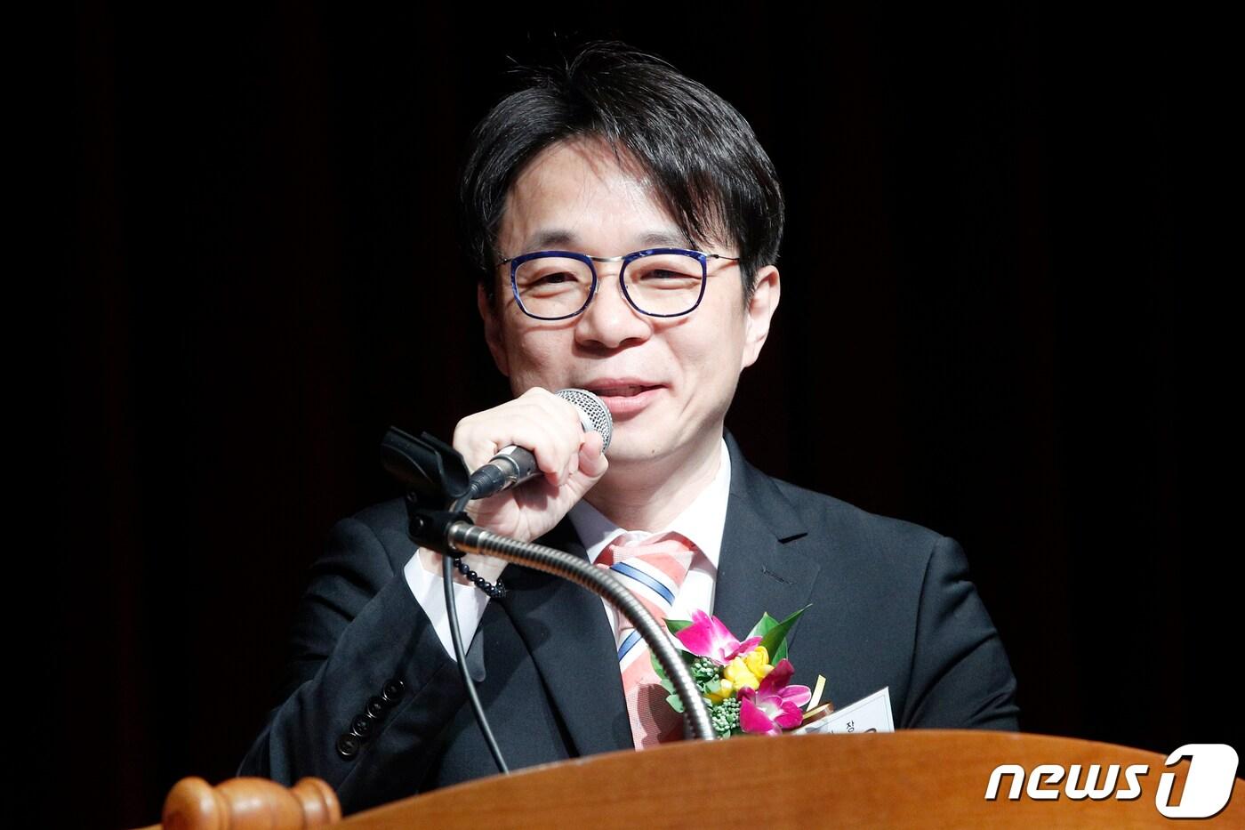 본문 이미지 - 최혁용 대한한의사협회 회장은 국민들이 보다 많은 한의진료 서비스를 받도록 한의원 문턱을 낮추고 첩약(한약) 건강보험 적용에 최선을 다하겠다는 내용을 담은 '2020년 신년사'를 30일 발표했다./뉴스1 ⓒ News1 안은나 기자