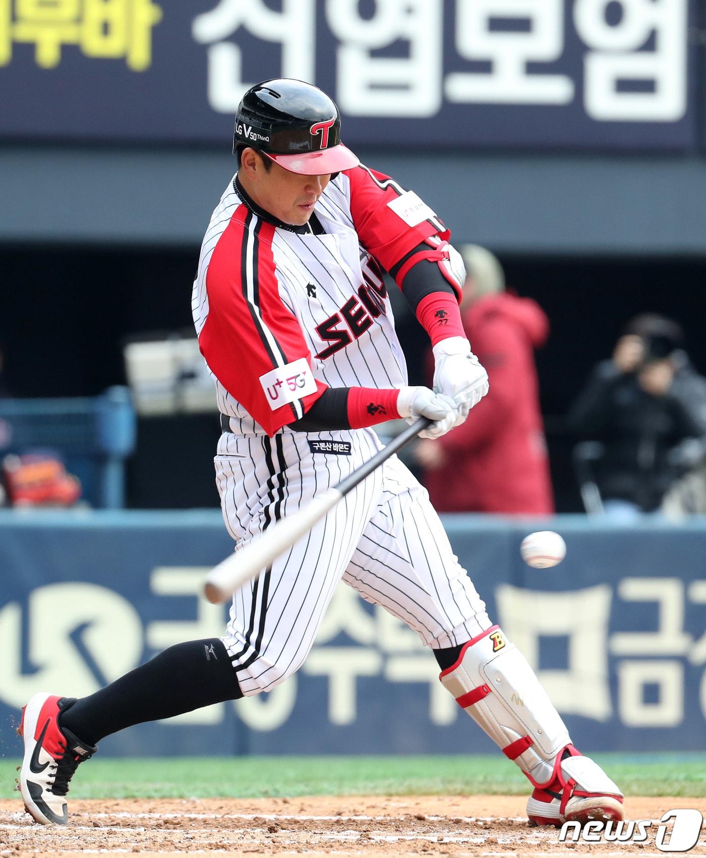 본문 이미지 - 31일 오후 서울 송파구 잠실야구장에서 열린 프로야구 2019 KBO 리그 롯데자이언츠와 LG트윈스의 경기에서 LG 유강남이 타격하고 있다. 2019.3.31/뉴스1 ⓒ News1 이승배 기자