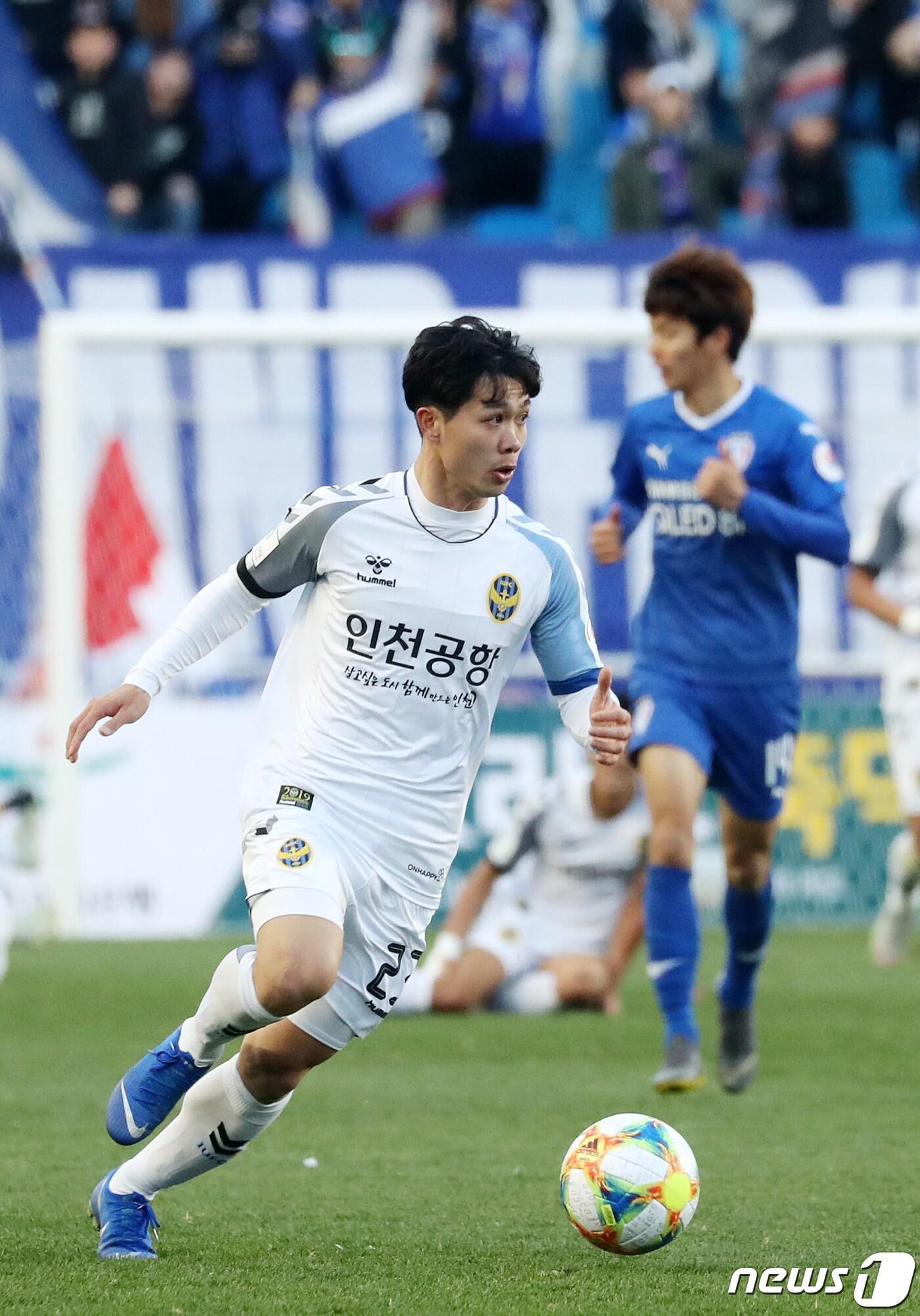 본문 이미지 - 31일 오후 경기도 수원시 팔달구 수원월드컵경기장에서 열린 하나원큐 K리그1 2019 수원 삼성 블루윙즈와 인천 유나이티드의 경기에서 인천 콩푸엉이 드리블하고 있다. 2019.3.31/뉴스1 ⓒ News1 조태형 기자