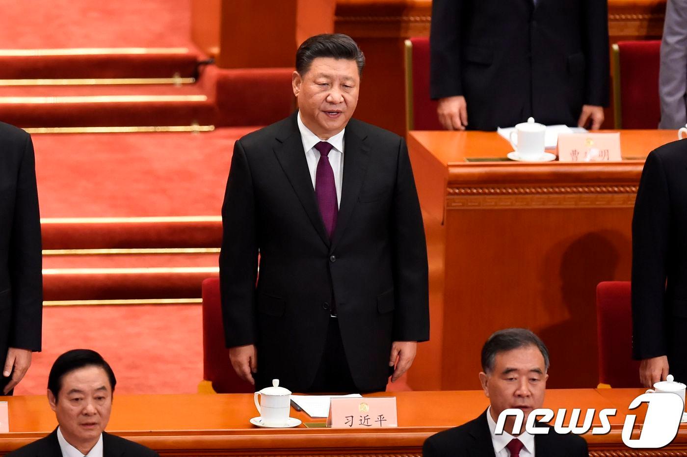 시진핑 중국 국가주석이 3일 베이징에서 열린 정협 개막식에 참석, 국가를 부르고 있다. 5일은 전인대가 개막한다. ⓒ AFP=뉴스1 ⓒ News1 