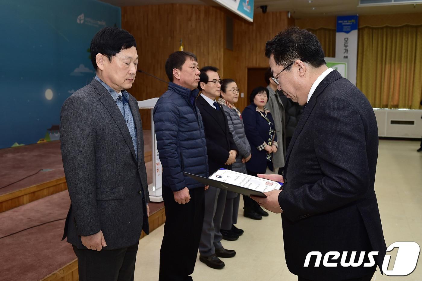 본문 이미지 - 4일  이상천  제천시장이  여성가족부 장관을  대신해  이종신  박달재수련원장(사진  왼쪽)에게  장관상을  수여하고  있다.ⓒ 뉴스1