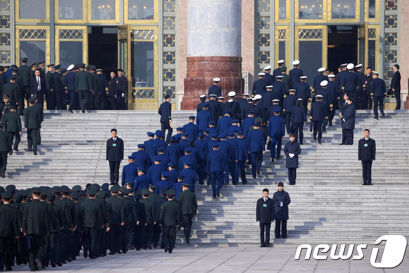 본문 이미지 - 4일(현지시간) 전국인민정치협상회의(정협)가 열리는 베이징 인민대회당에 군 대표단이 길게 줄을 서서 입장하고 있다. 중국의 최대 정치행사인 양회의 시작을 알리는 정협 전국위원회 회의에 이어 전인대 연례회의는 5일 개막한다. ⓒ 로이터=뉴스1 ⓒ News1 우동명 기자