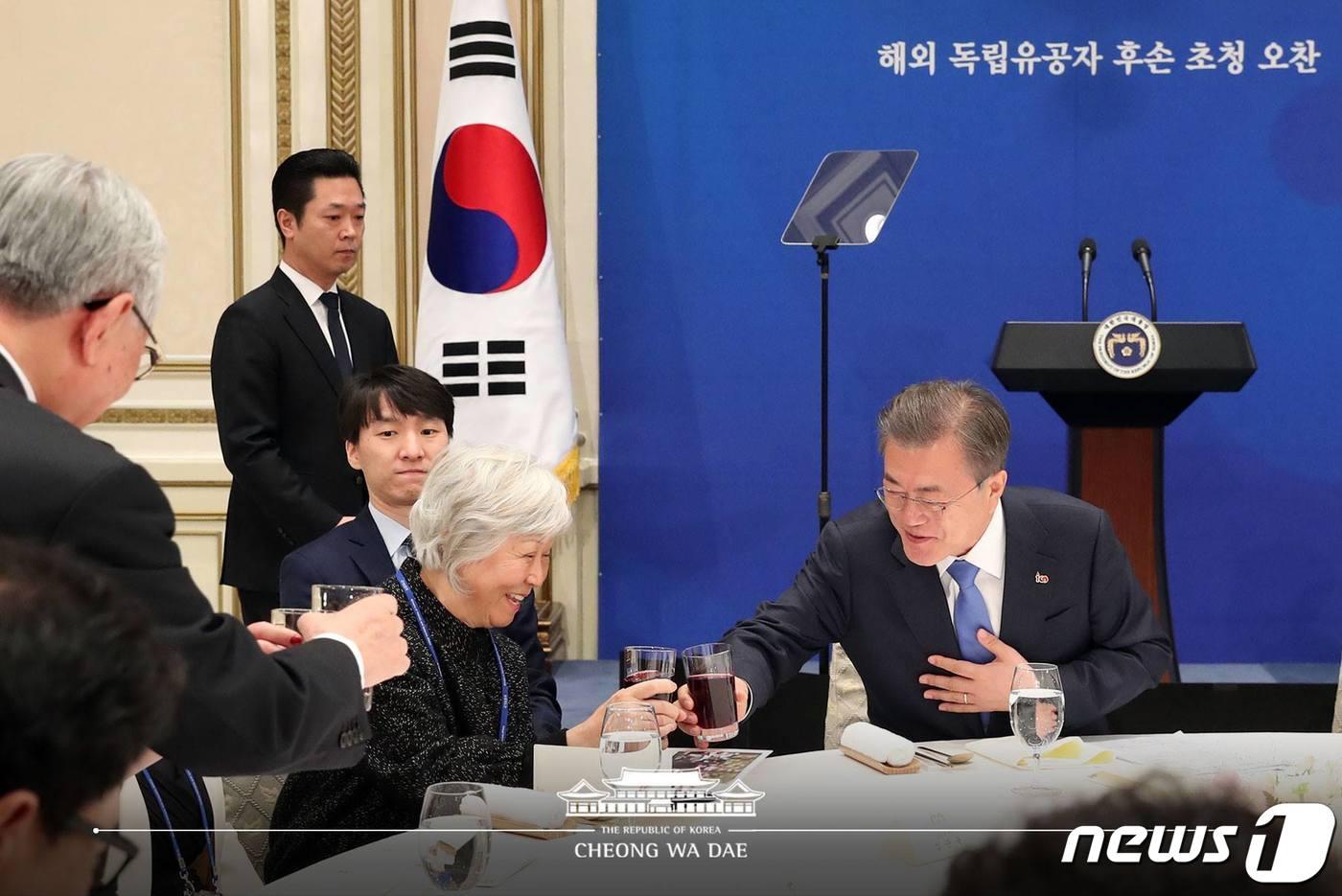 본문 이미지 - 문재인 대통령이 지난 3월4일 청와대 영빈관에서 열린 해외 독립유공자 후손 초청 오찬에서 참석자들과 건배하고 있다. (청와대 페이스북) 2019.3.4/뉴스1