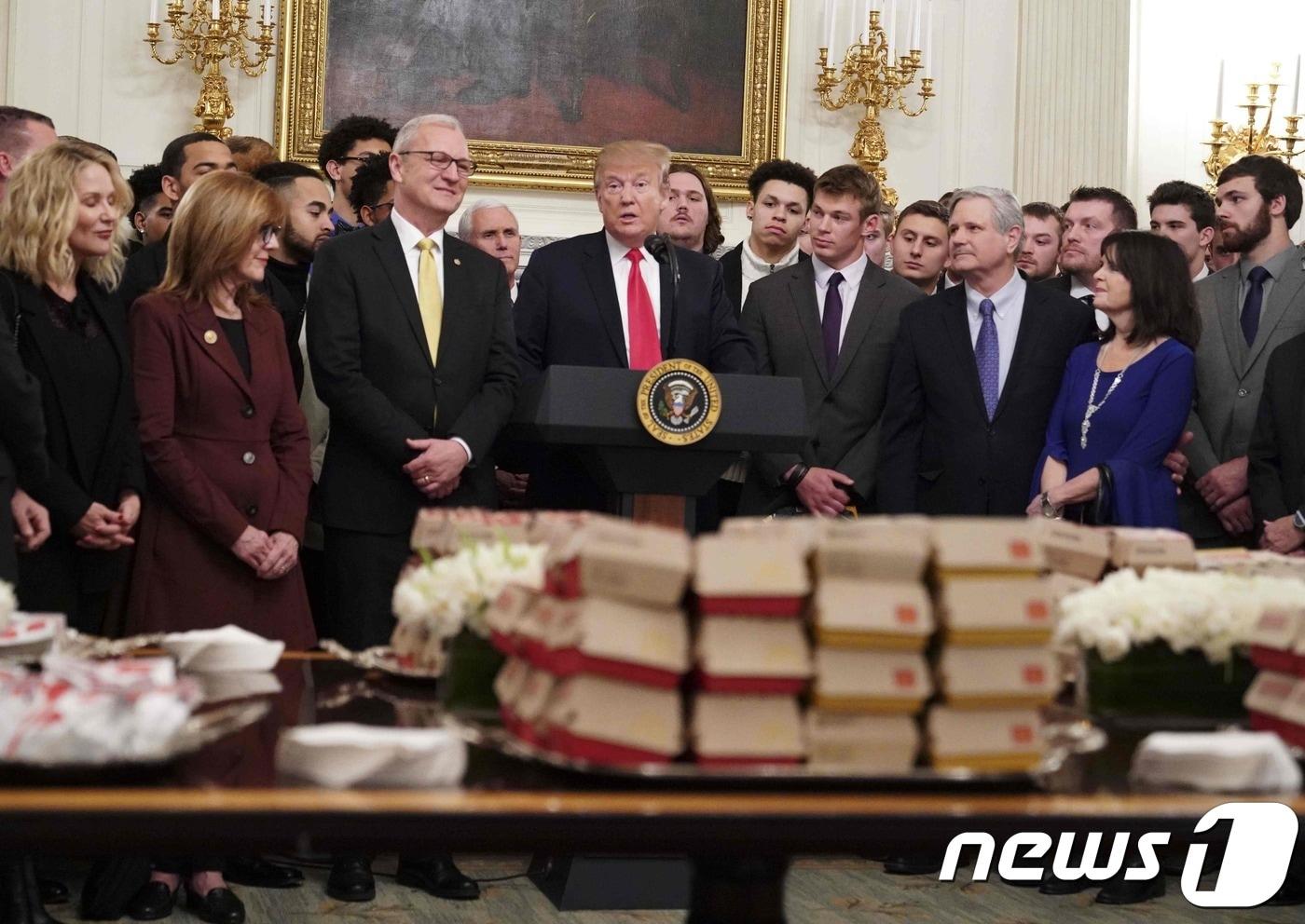 지난 2019년 3월 4일&#40;현지시간&#41; 도널드 트럼프 미국 대통령이 대학풋볼 FCS 전국 챔피언십을 차지한 노스다코타주립대 풋볼팀을 워싱턴 백악관 오찬에 초청해 햄버거와 감자튀김, 샌드위치 등 패스트푸드를 대접하며 참석자들과 얘기를 나누고 있다. ⓒ AFP=뉴스1 ⓒ News1 우동명 기자