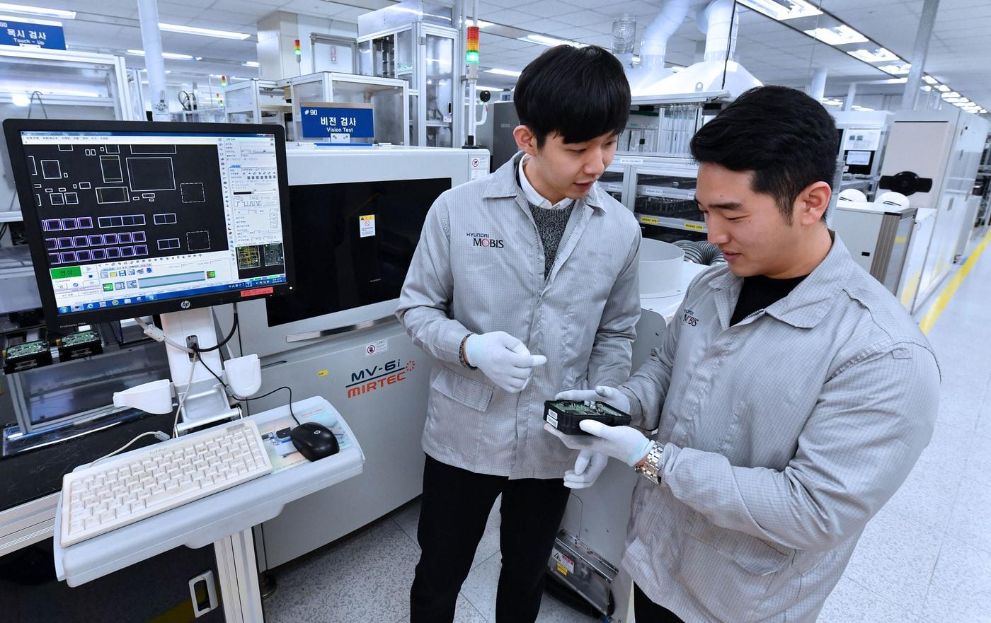 진천공장 작업자가 인공지능기술이 적용된 라인에서 제품을 살피고 있는 모습(현대모비스 제공)ⓒ 뉴스1