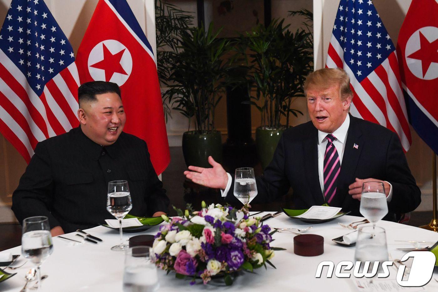 본문 이미지 - 김정은 북한 국무위원장(왼쪽)과 도널드 트럼프 미국 대통령이 지난달 27일 베트남 하노이 소재 소피텔 레전트 메트로폴 호텔에서 만찬을 함께하고 있다. ⓒ AFP=뉴스1