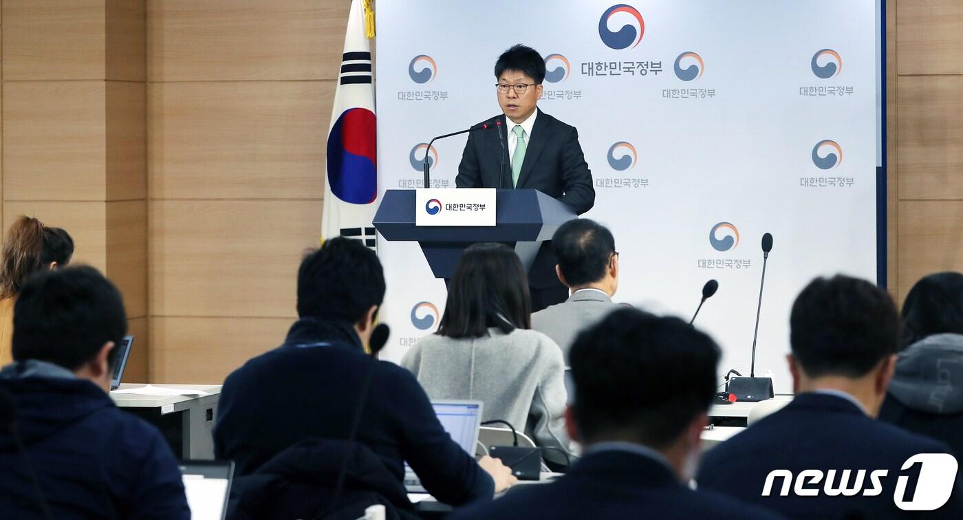 본문 이미지 - 진현환 국토교통부 항공정책관이 5일 오후 서울 세종로 정부서울청사에서 항공운송사업(신규면허) 발급여부를 발표하고 있다. 국토부는 이날 플라이강원, 에어프레미아, 에어로케이항공에 대해 국제항공운송사업면허를 발급한다고 발표했다. 2019.3.5/뉴스1 ⓒ News1 구윤성 기자