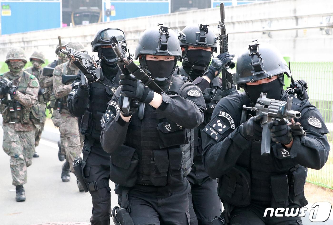 본문 이미지 - 2026 대구·경북권 화랑훈련이 6일 시작됐다. 오는 10일까지 실시되는 훈련에는 대구시, 경북도, 50보병사단, 해병대 1사단, 경북경찰청 등이 참여한다.사진은 육군 50사단 헌병 특수임무대/뉴스1