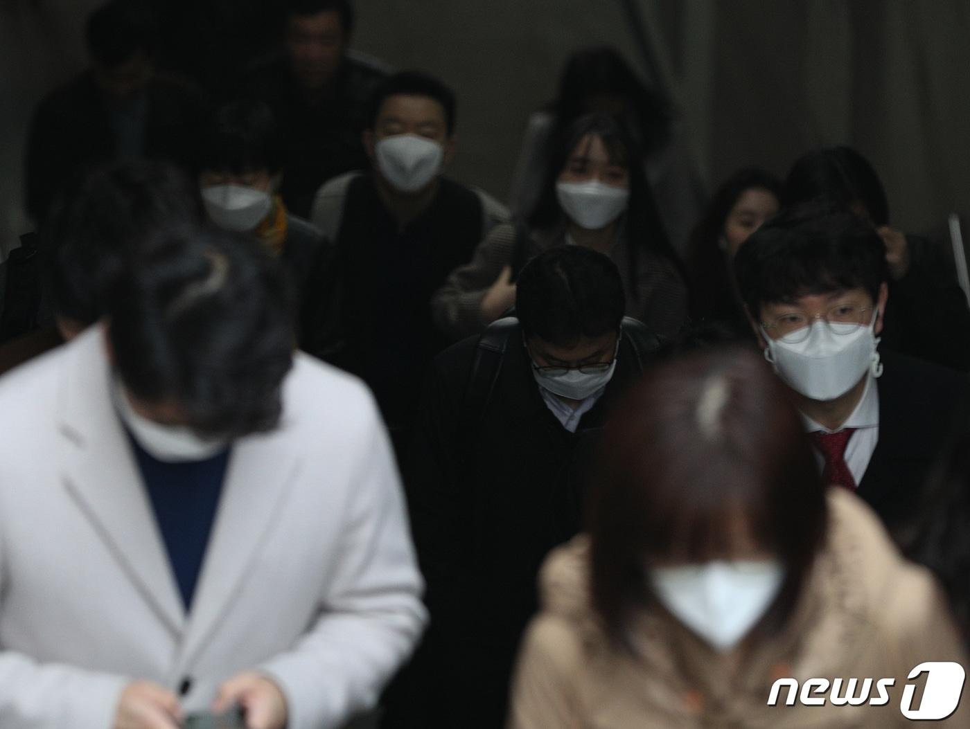 본문 이미지 - 수도권에 사상 처음 엿새 연속 비상저감조치가 발령된 6일 오전 서울 광화문네거리에서 시민들이 마스크를 낀 채 출근하고 있다. 2019.3.6/뉴스1 ⓒ News1 신웅수 기자