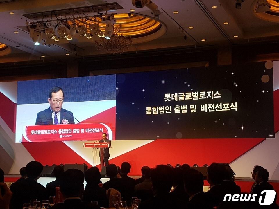 본문 이미지 - 박찬복 롯데글로벌로지스 대표이사가 6일 열린 통합 법인 출범식에서 인삿말을 전하고 있다. ⓒ 뉴스1/정혜민 기자