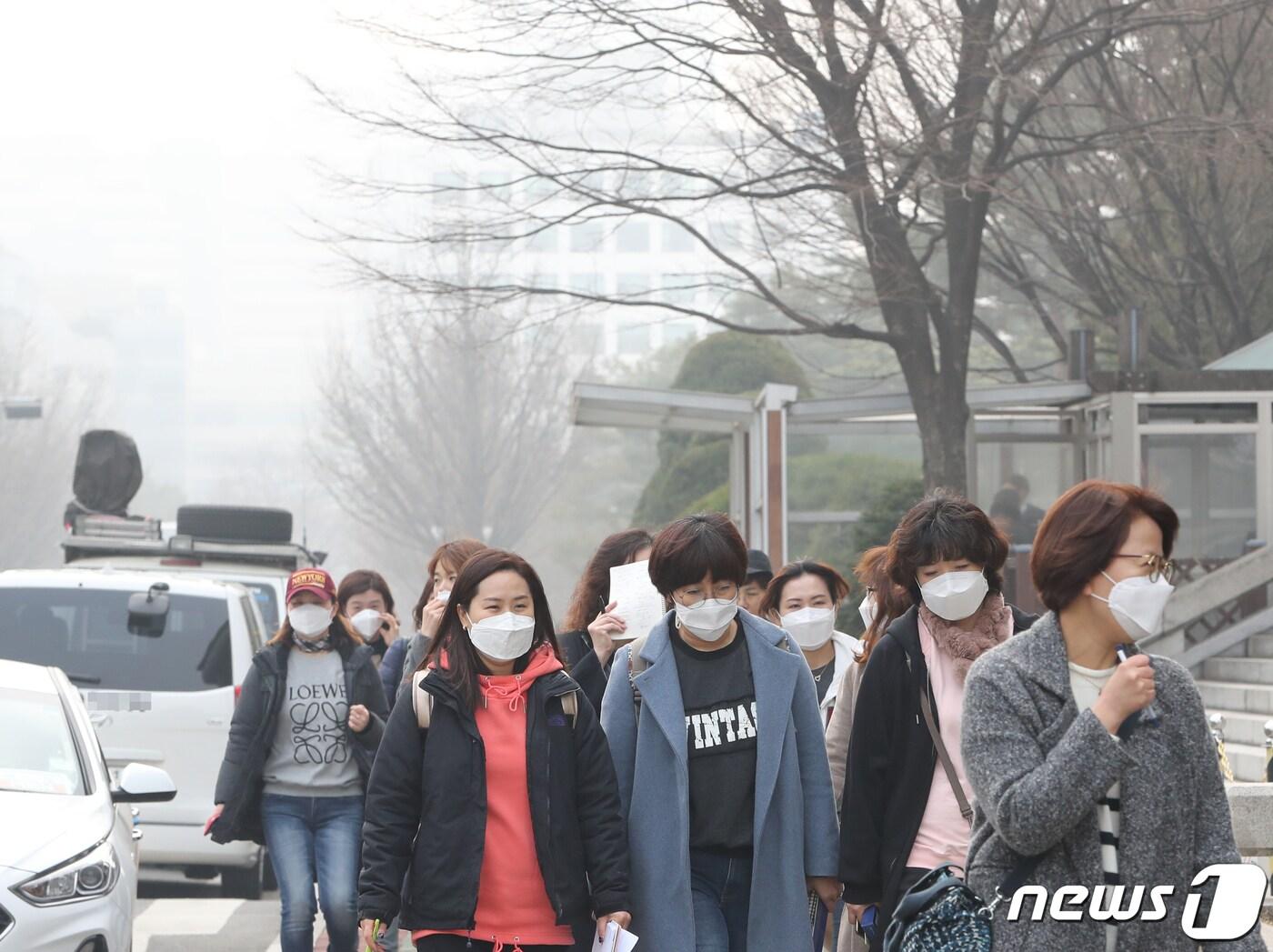 본문 이미지 - 6일 서울을 비롯한 전국 15개 시도에 미세먼지 비상저감조치가 발효됐다. 이날 서울 여의도 국회의사당에 견학온 여성들이 마스크를 착용한 채 걷고 있다.2019.3.6/뉴스1 ⓒ News1 이종덕 기자
