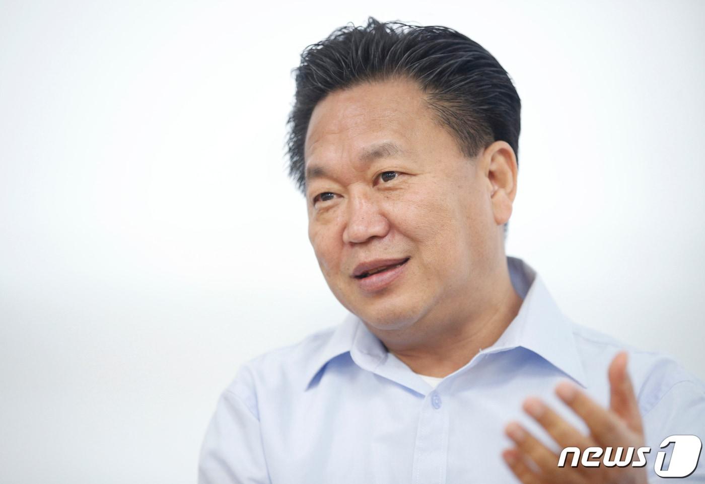 본문 이미지 - 존 리 메리츠자산운용 대표가 6일 오전 서울 종로구에 있는 본사에서 뉴스1과 인터뷰를 하고 있다. 2019.3.6/뉴스1 ⓒ News1 안은나 기자