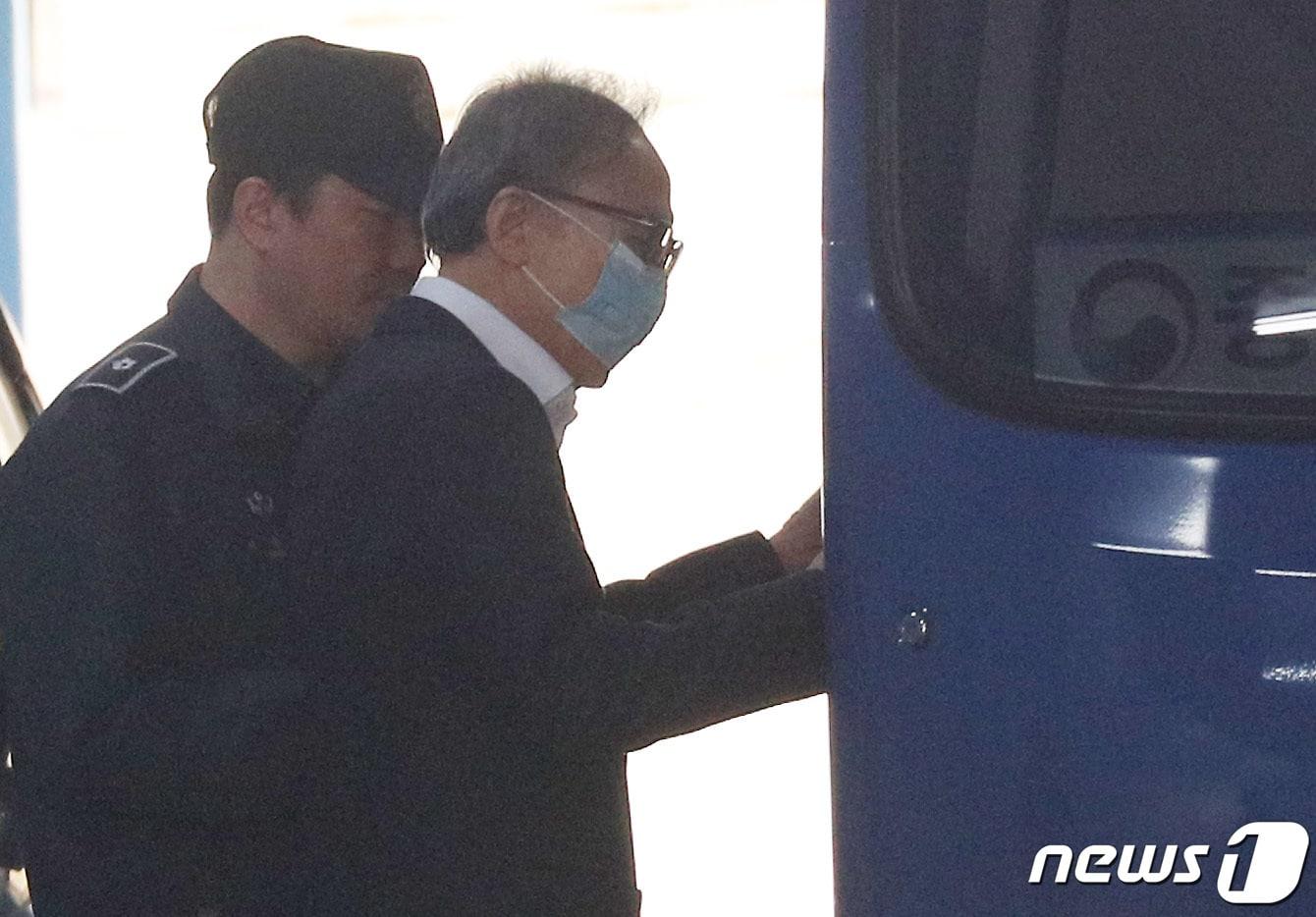 본문 이미지 - 다스 자금 횡령과 삼성 뇌물수수 등의 혐의로 1심에서 중형을 선고받은 이명박 전 대통령이 6일 오후 서울 서초구 서울고등법원에서 열리는 항소심 공판을 마치고 호송차에 오르고 있다. 서울고법 형사1부는 이날 이 전 대통령 측이 청구한 보석을 조건부로 허가한다고 밝혔다. 2019.3.6/뉴스1 ⓒ News1 오장환 기자