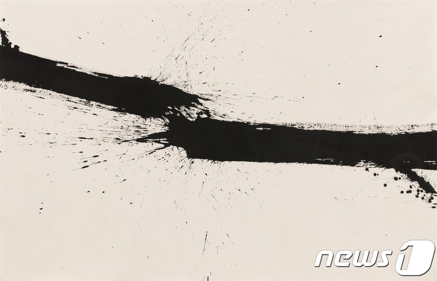 본문 이미지 - 김호득 '흐름' Flow, 2018, 광목에 먹 Ink on cotton fabric, 159x248cm'ⓒ 뉴스1