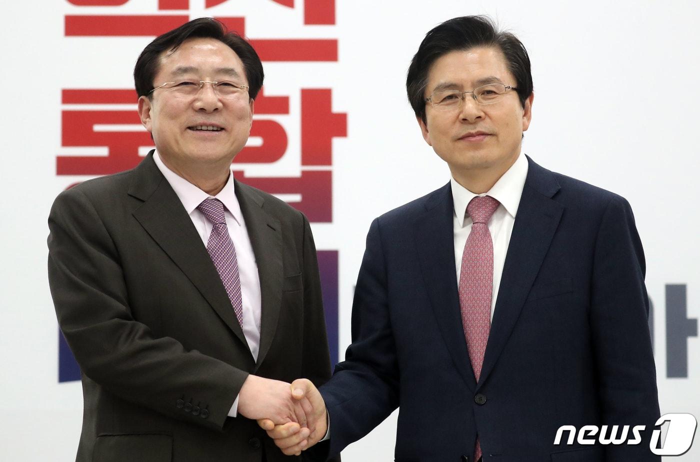 본문 이미지 - 김기문 중소기업중앙회 회장(왼쪽), 황교안 미래통합당 대표 ⓒ News1 김명섭 기자