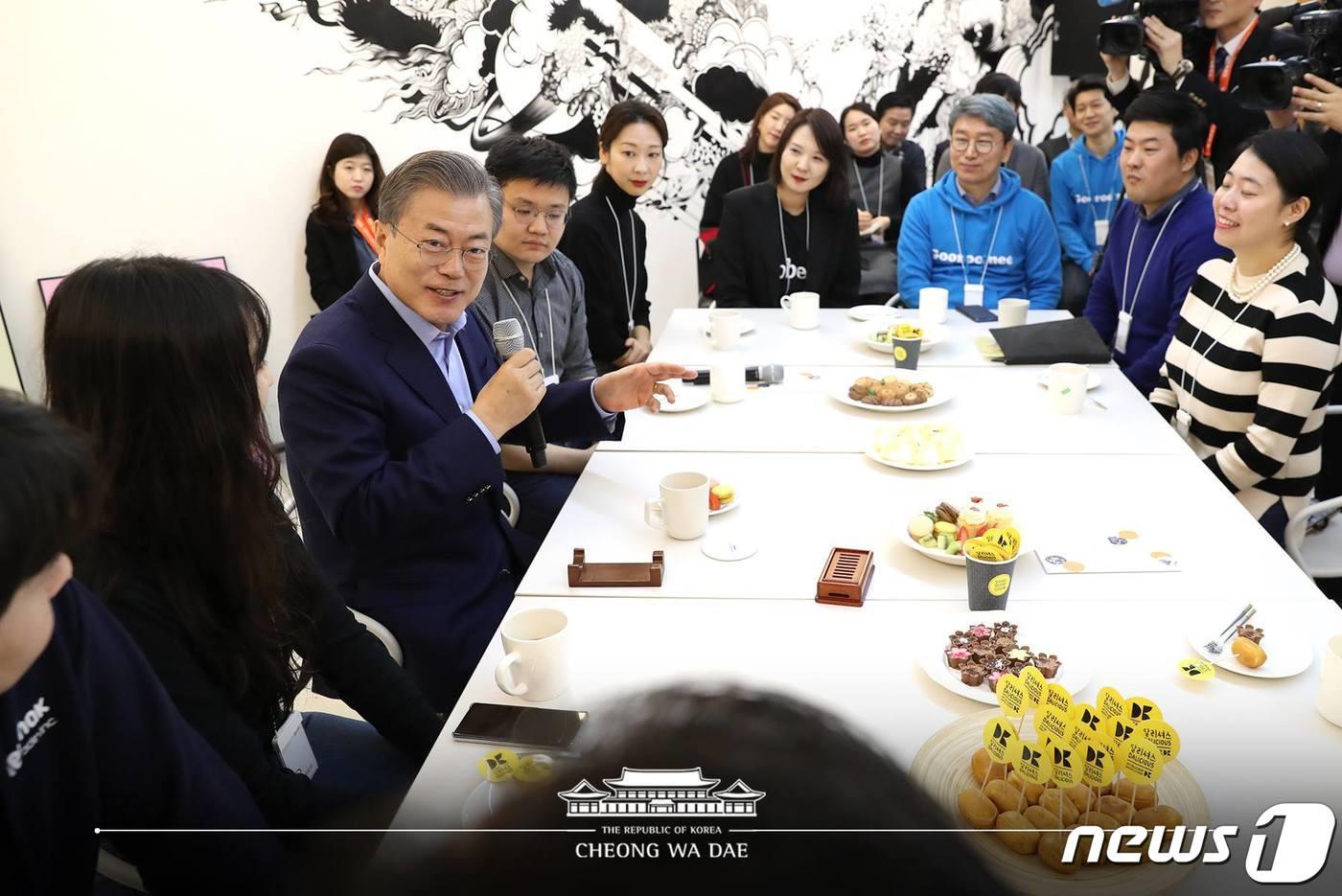 본문 이미지 - 문재인 대통령이 6일 오전 서울 강남구 선릉로 '디 캠프(D camp)'에서 열린 '제2벤처 붐 확산 전략 보고회' 사전 간담회에서 입주 벤처 기업 대표들과 대화하고 있다. (청와대 페이스북) 2019.3.6/뉴스1