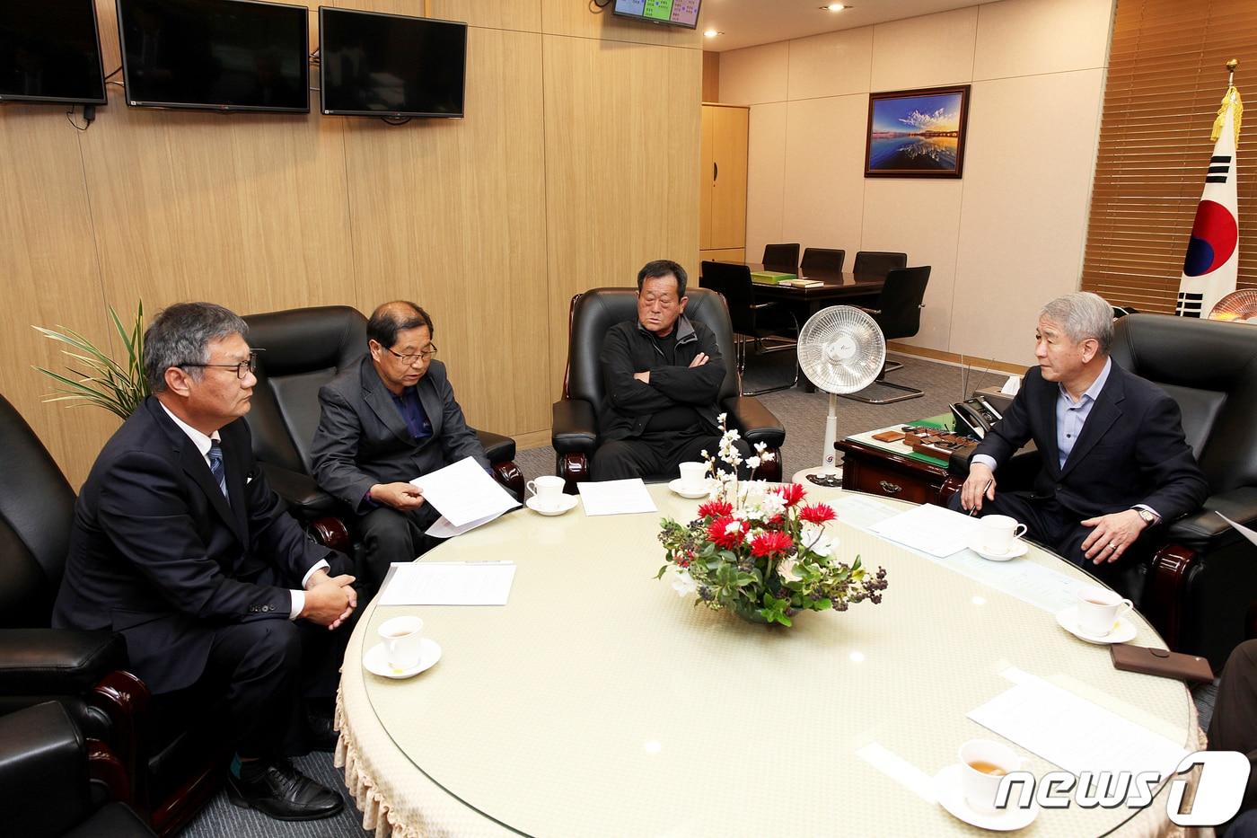 6일 강원 춘천시의회 의장실에서 신북읍 주민들이 이원규 의장에게 군 비행장 이전을 촉구하며 특별위원회 신설을 요청하고 있다. (춘천시의회 제공) 2019.3.6/뉴스1 ⓒ News1