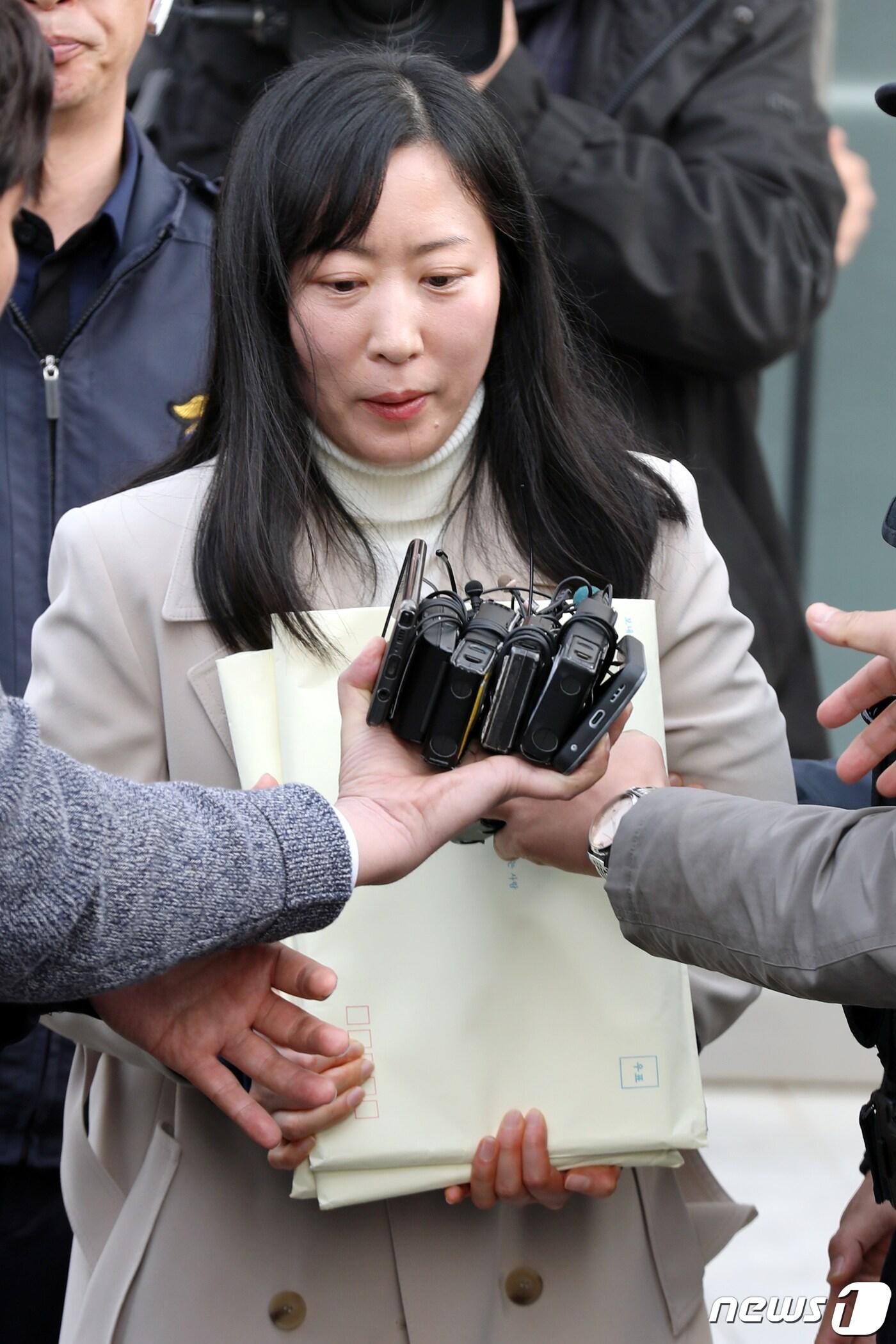 본문 이미지 - 친아버지를 살해한 혐의로 무기징역을 선고받고 복역중인 김신혜씨(41)가 지난 3월6일 오후 전남 해남군 광주지방법원 해남지원에서 공판준비기일을 마친 뒤 법정을 나서며 기자들의 질문에 답하고 있다. 2019.3.6/뉴스1 ⓒ News1 황희규 기자