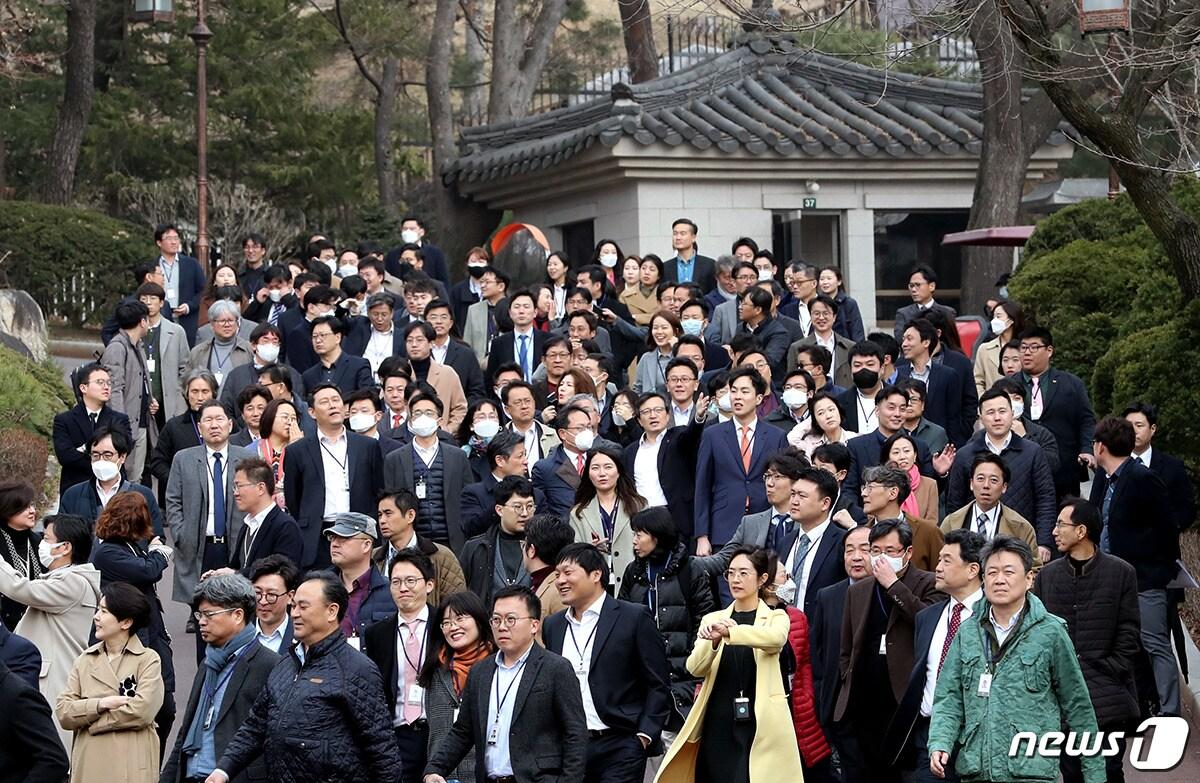 본문 이미지 - 청와대 출입기자들이 6일 오후 청와대 경내를 둘러보고 있다. (청와대 제공) ⓒ 뉴스1